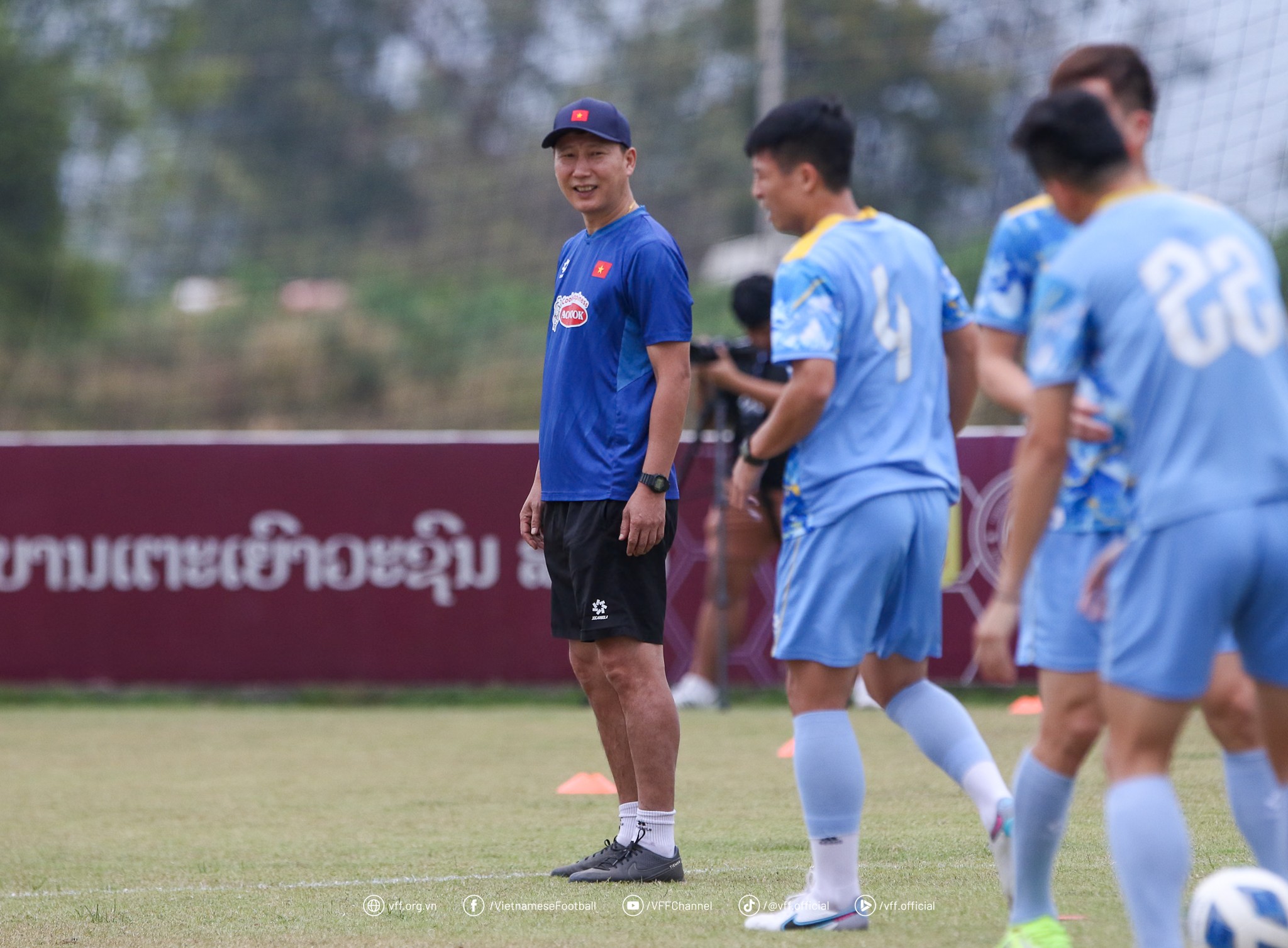 Xu&acirc;n Son biểu cảm cực h&agrave;i tr&ecirc;n s&acirc;n, HLV Kim r&aacute;p đội h&igrave;nh đấu đội tuyển L&agrave;o - Ảnh 1.