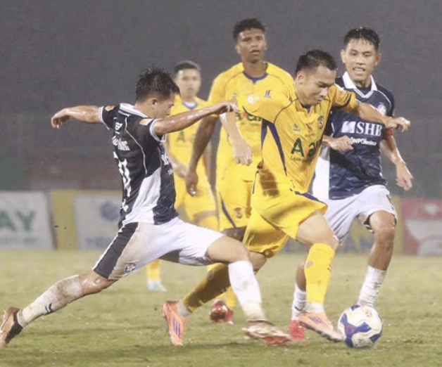 SLNA mắc ‘chi chít’ sai lầm, dính thẻ đỏ: Thua đau đội bét bảng V-League, Đà Nẵng vào tứ kết- Ảnh 1. SLNA mắc ‘chi chít’ sai lầm, dính thẻ đỏ: Thua đau đội bét bảng V-League, Đà Nẵng vào tứ kết- Ảnh 1.