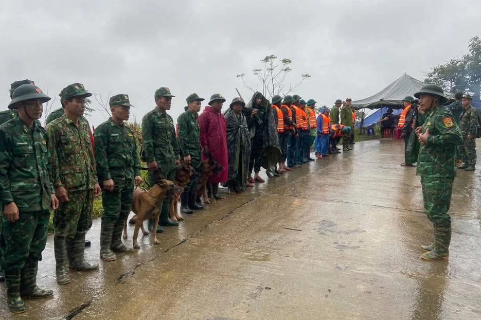 Sạt lở núi ở Đà Nẵng: Đưa chó nghiệp đến hiện trường tìm người mất tích - Ảnh 1.