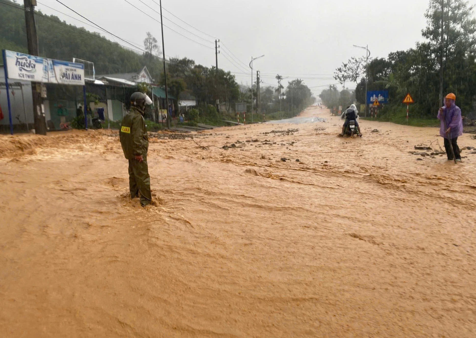 Miền núi TP.Huế mưa lớn, đất đá từ nguồn tràn xuống đường Hồ Chí Minh - Ảnh 2.