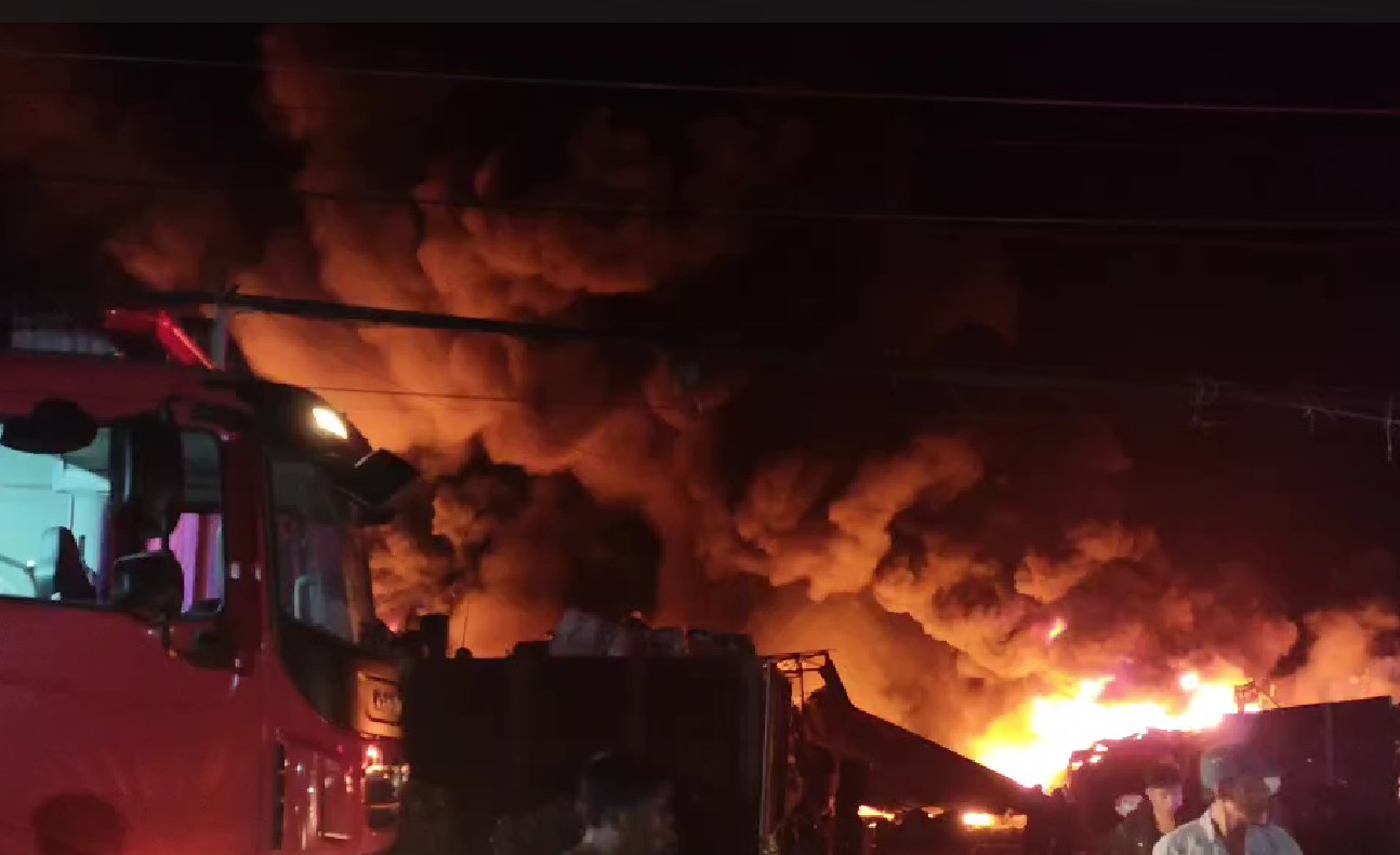 Cháy kho phế liệu ở An Giang - Ảnh 2. Cháy kho phế liệu ở An Giang - Ảnh 2.