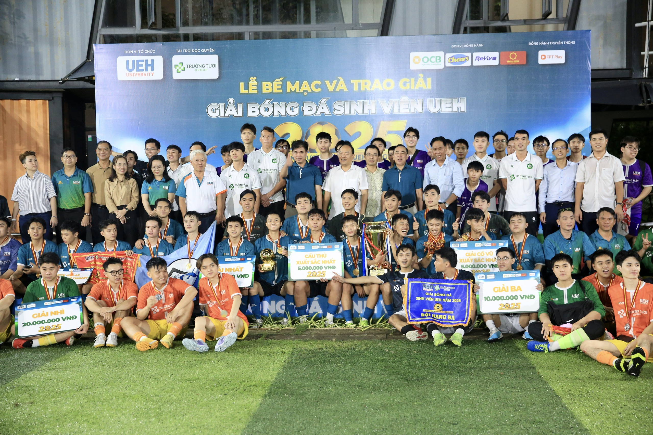 Công Phượng, Xuân Trường và Minh Vương lan tỏa cảm xúc mạnh mẽ ở giải sinh viên UEH- Ảnh 7. Công Phượng, Xuân Trường và Minh Vương lan tỏa cảm xúc mạnh mẽ ở giải sinh viên UEH- Ảnh 7.