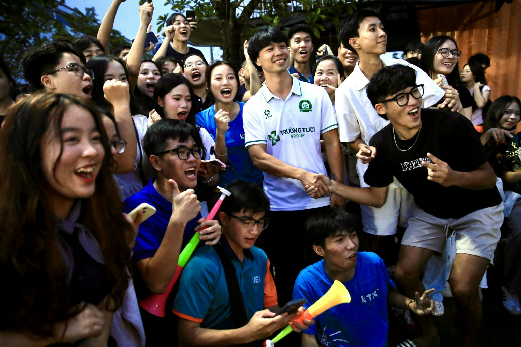 Công Phượng, Xuân Trường và Minh Vương lan tỏa cảm xúc mạnh mẽ ở giải sinh viên UEH- Ảnh 4. Công Phượng, Xuân Trường và Minh Vương lan tỏa cảm xúc mạnh mẽ ở giải sinh viên UEH- Ảnh 4.