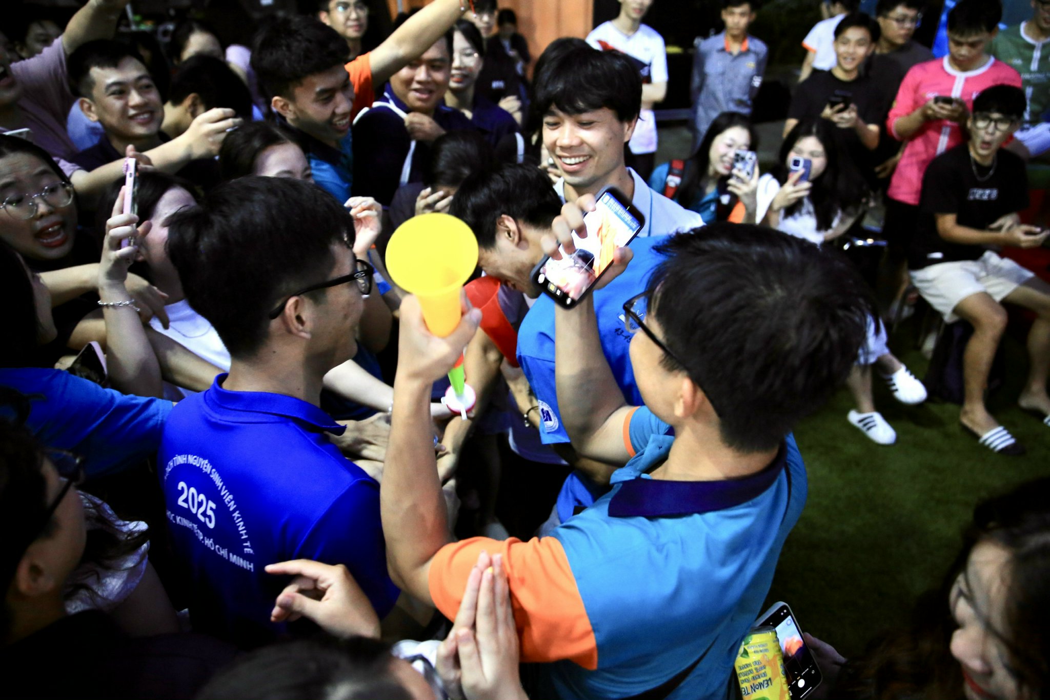 Công Phượng, Xuân Trường và Minh Vương lan tỏa cảm xúc mạnh mẽ ở giải sinh viên UEH- Ảnh 2. Công Phượng, Xuân Trường và Minh Vương lan tỏa cảm xúc mạnh mẽ ở giải sinh viên UEH- Ảnh 2.