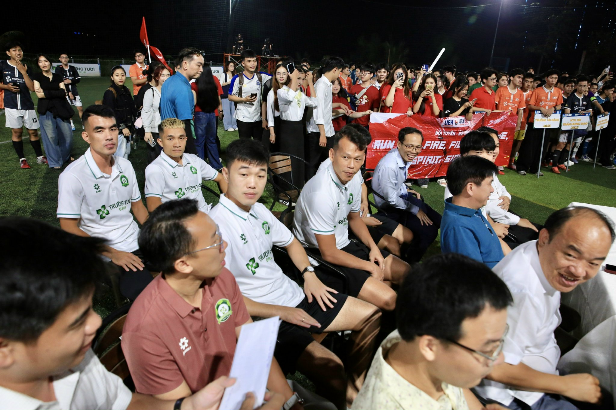 Công Phượng, Xuân Trường và Minh Vương lan tỏa cảm xúc mạnh mẽ ở giải sinh viên UEH- Ảnh 10. Công Phượng, Xuân Trường và Minh Vương lan tỏa cảm xúc mạnh mẽ ở giải sinh viên UEH- Ảnh 10.