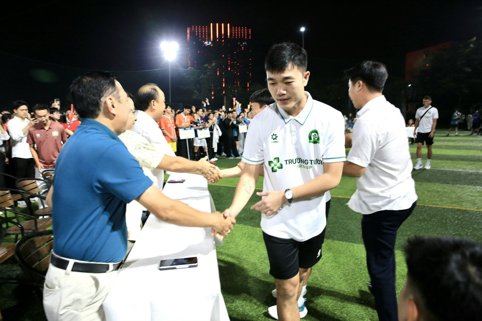 Công Phượng, Xuân Trường và Minh Vương lan tỏa cảm xúc mạnh mẽ ở giải sinh viên UEH- Ảnh 5. Công Phượng, Xuân Trường và Minh Vương lan tỏa cảm xúc mạnh mẽ ở giải sinh viên UEH- Ảnh 5.