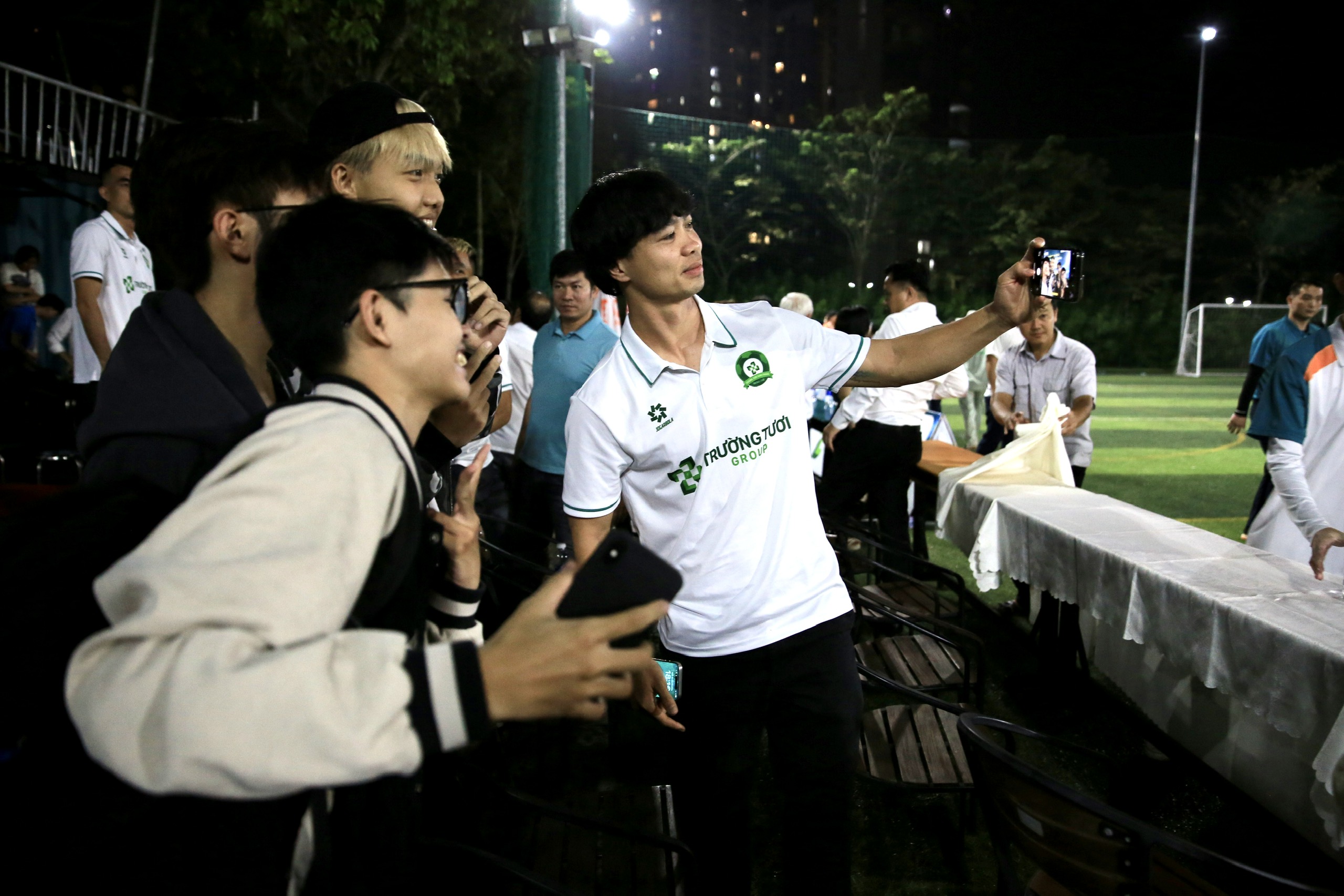 Công Phượng, Xuân Trường và Minh Vương lan tỏa cảm xúc mạnh mẽ ở giải sinh viên UEH- Ảnh 6. Công Phượng, Xuân Trường và Minh Vương lan tỏa cảm xúc mạnh mẽ ở giải sinh viên UEH- Ảnh 6.