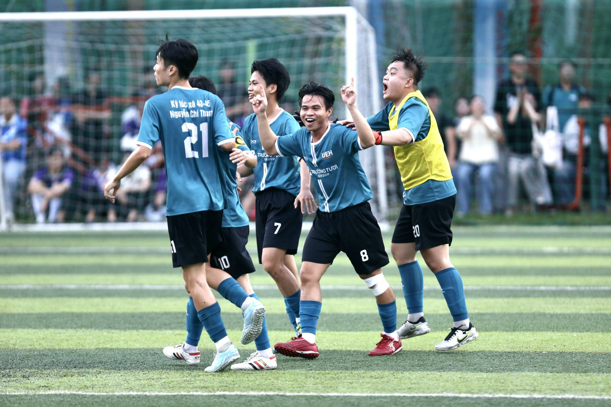 Công Phượng, Xuân Trường và Minh Vương lan tỏa cảm xúc mạnh mẽ ở giải sinh viên UEH- Ảnh 9. Công Phượng, Xuân Trường và Minh Vương lan tỏa cảm xúc mạnh mẽ ở giải sinh viên UEH- Ảnh 9.