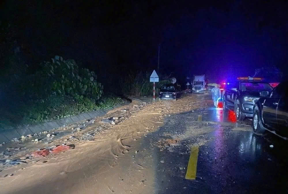 Sạt lở trên tuyến đường Đà Lạt đi Nha Trang, 4 người đi xe khách tử vong- Ảnh 1. Sạt lở trên tuyến đường Đà Lạt đi Nha Trang, 4 người đi xe khách tử vong- Ảnh 1.