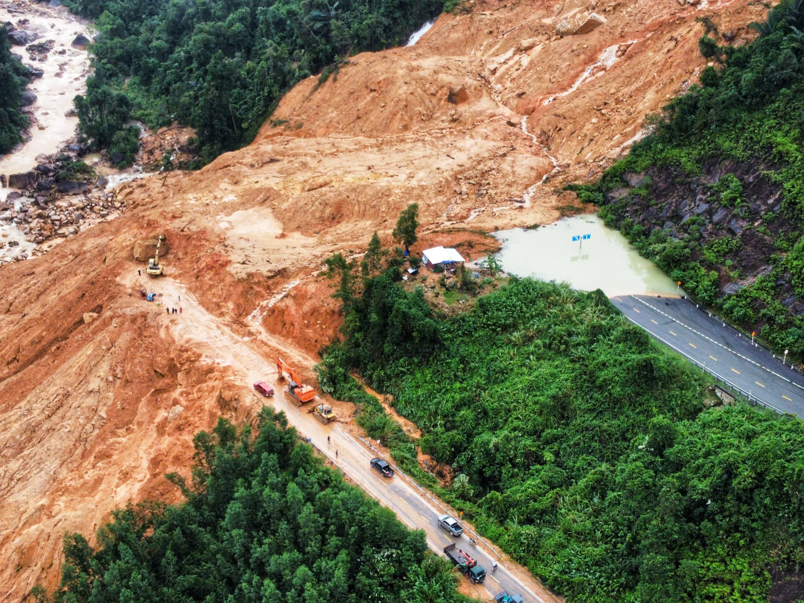 Sạt lở trên tuyến đường Đà Lạt đi Nha Trang, 4 người đi xe khách tử vong- Ảnh 2. Sạt lở trên tuyến đường Đà Lạt đi Nha Trang, 4 người đi xe khách tử vong- Ảnh 2.