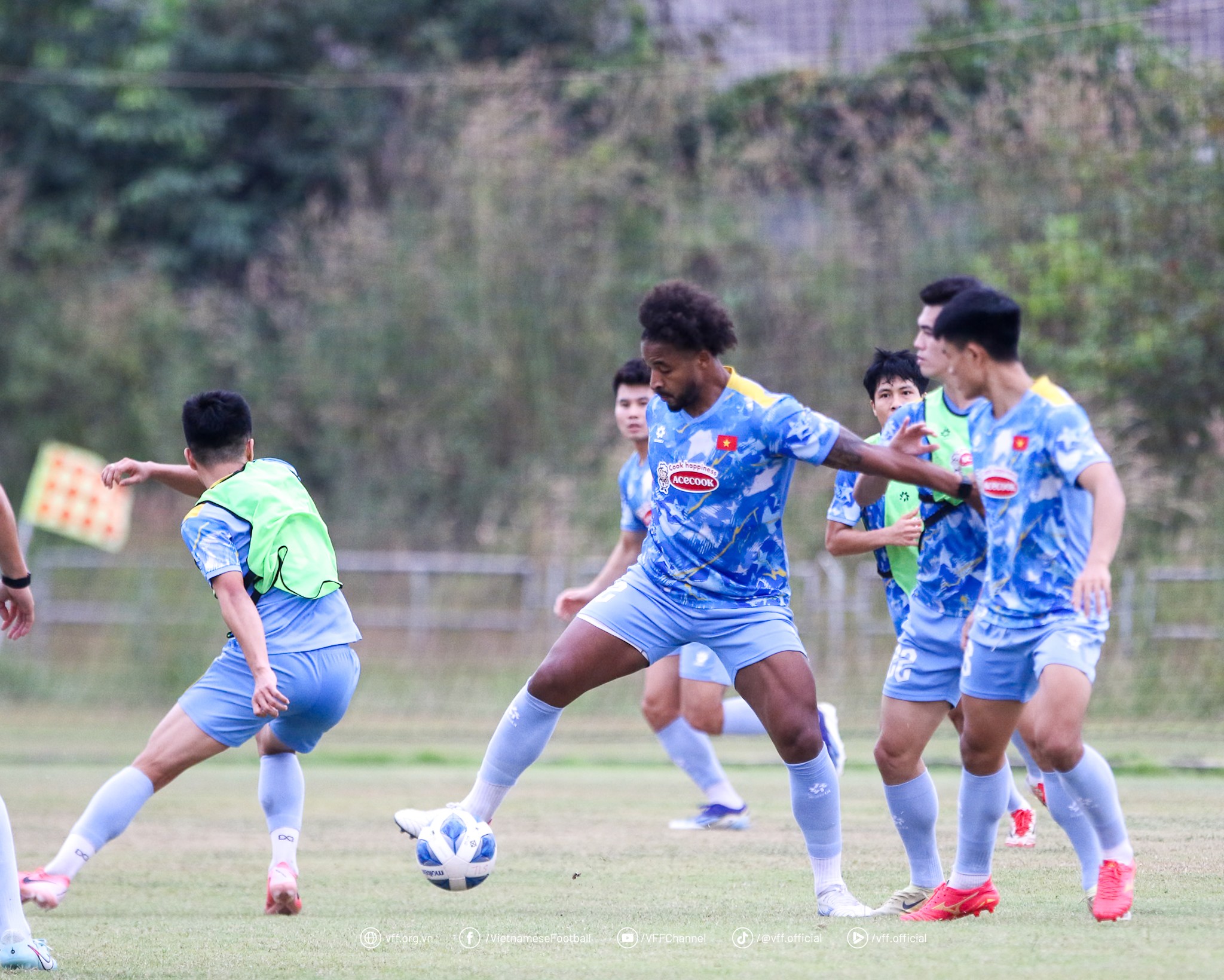 Lộ diện cặp tiền đạo đấu Lào: Xuân Son và Hai Long trong kế hoạch nóng của thầy Kim- Ảnh 2. Lộ diện cặp tiền đạo đấu Lào: Xuân Son và Hai Long trong kế hoạch nóng của thầy Kim- Ảnh 2.