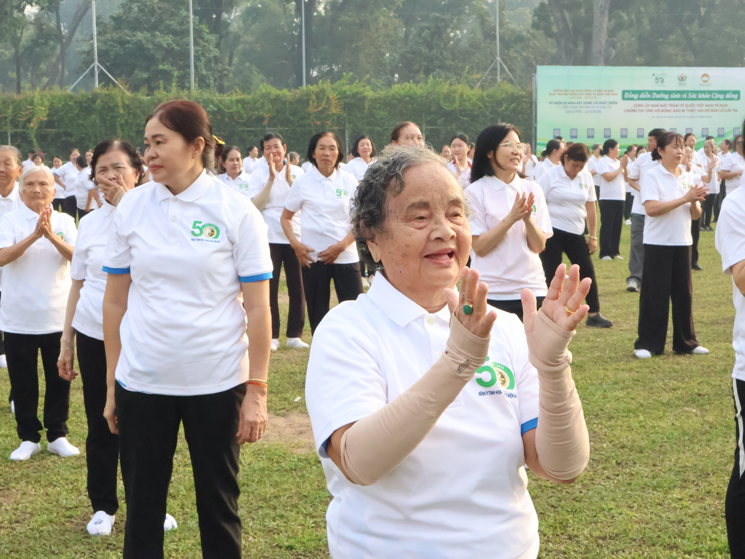 Đồng diễn dưỡng sinh ngàn người ở TP.HCM, có cụ bà 83 tuổi dậy từ 3 giờ- Ảnh 2. Đồng diễn dưỡng sinh ngàn người ở TP.HCM, có cụ bà 83 tuổi dậy từ 3 giờ- Ảnh 2.