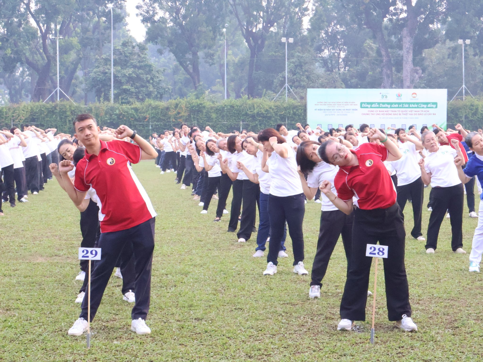 Đồng diễn dưỡng sinh ngàn người ở TP.HCM, có cụ bà 83 tuổi dậy từ 3 giờ- Ảnh 6. Đồng diễn dưỡng sinh ngàn người ở TP.HCM, có cụ bà 83 tuổi dậy từ 3 giờ- Ảnh 6.