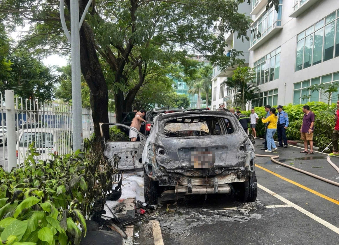 TP.HCM: Ô tô bất ngờ bốc cháy dữ dội trong khuôn viên chung cư Thảo Điền- Ảnh 2. TP.HCM: Ô tô bất ngờ bốc cháy dữ dội trong khuôn viên chung cư Thảo Điền- Ảnh 2.