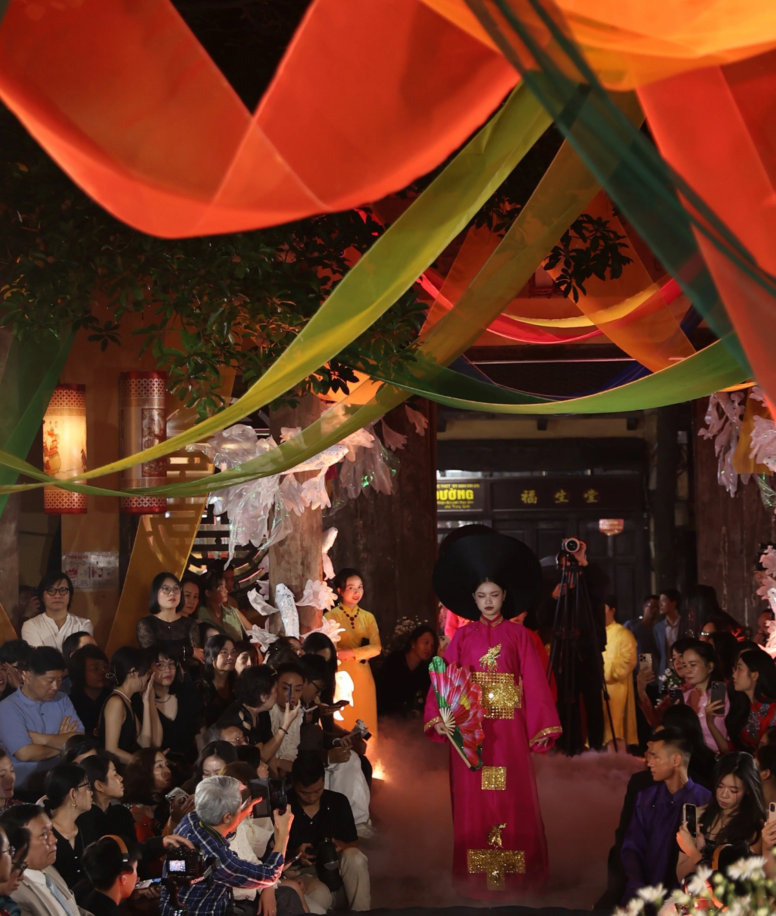 Diễn áo dài trong không gian phố cổ Hà Nội- Ảnh 4. Diễn áo dài trong không gian phố cổ Hà Nội- Ảnh 4.