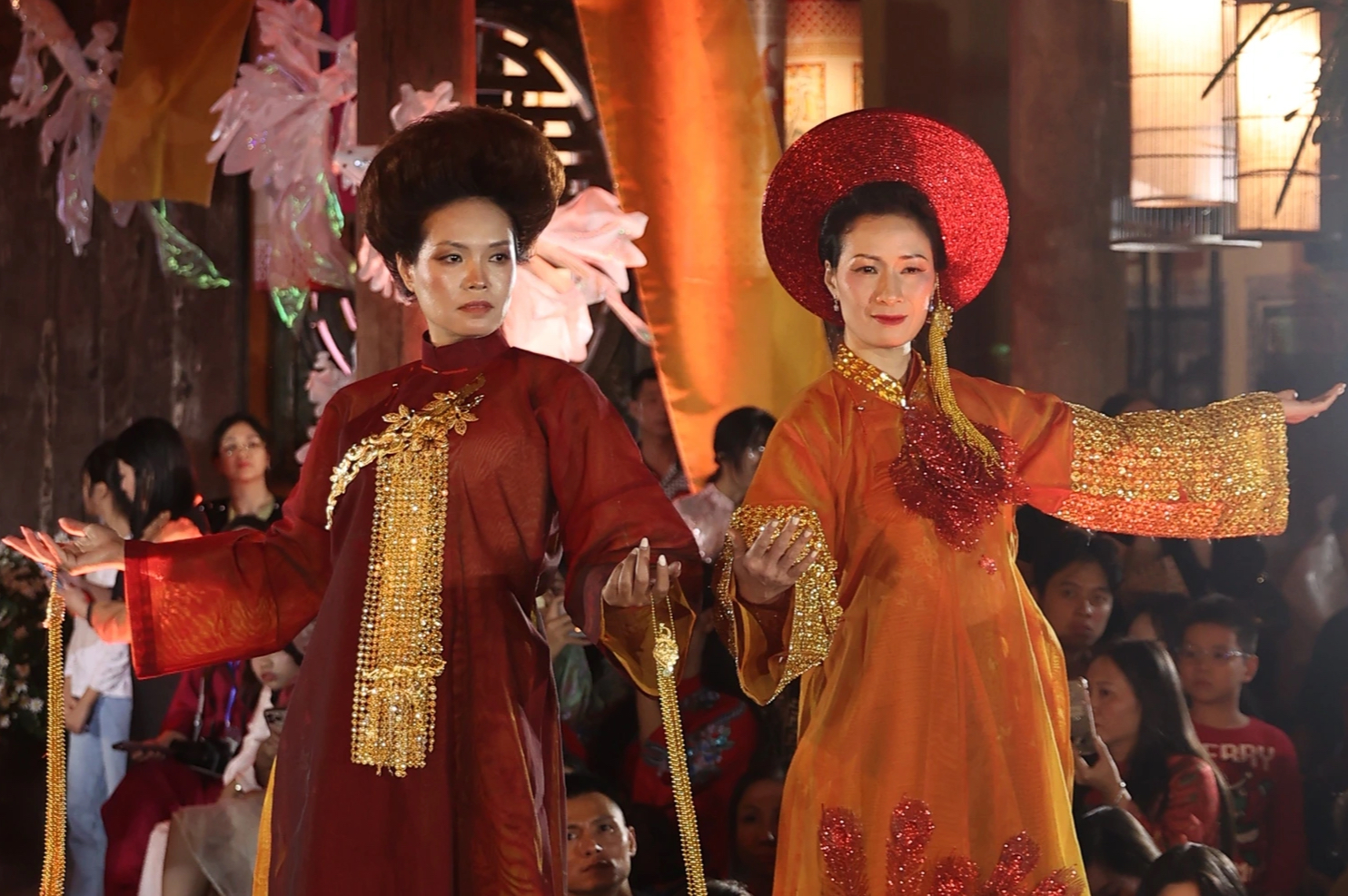 Diễn áo dài trong không gian phố cổ Hà Nội- Ảnh 3. Diễn áo dài trong không gian phố cổ Hà Nội- Ảnh 3.