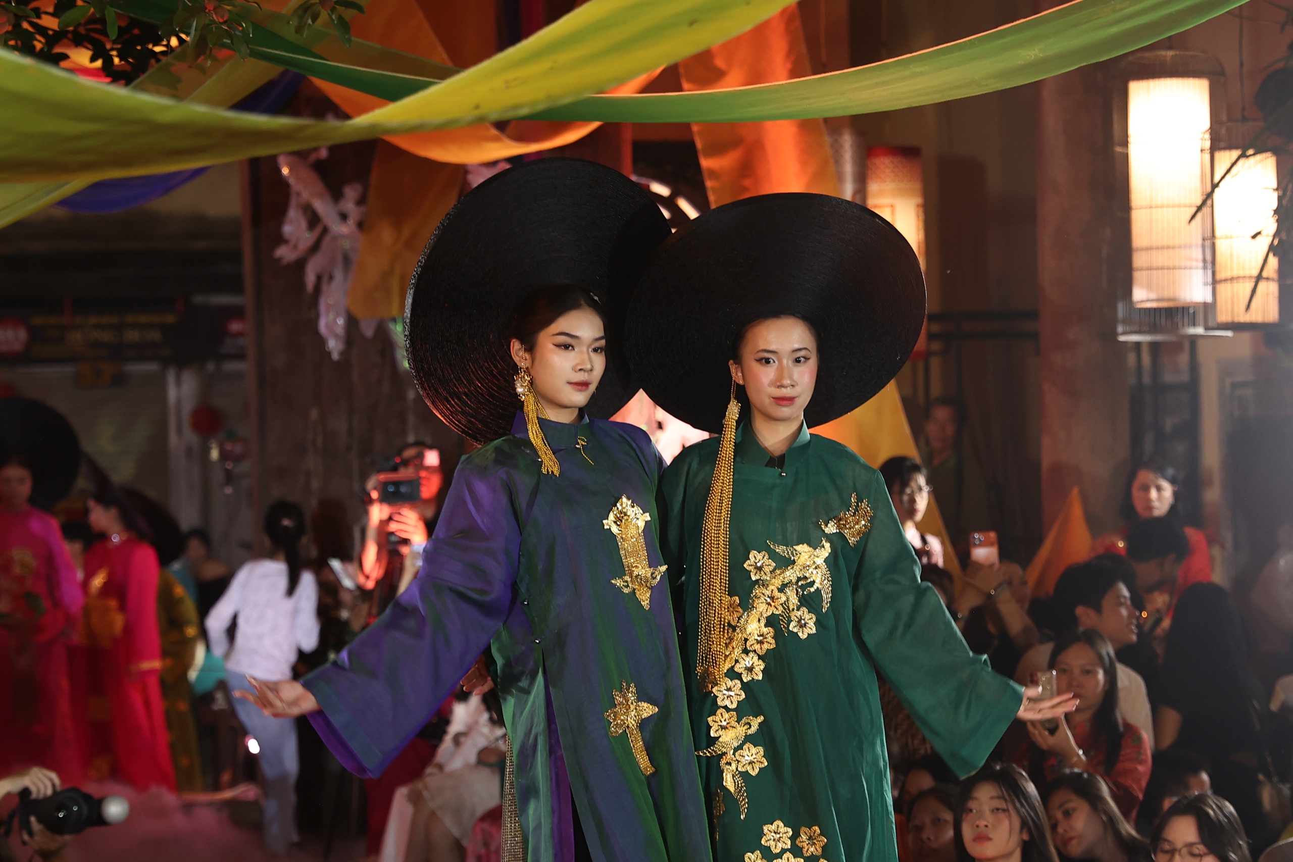 Diễn áo dài trong không gian phố cổ Hà Nội- Ảnh 2. Diễn áo dài trong không gian phố cổ Hà Nội- Ảnh 2.