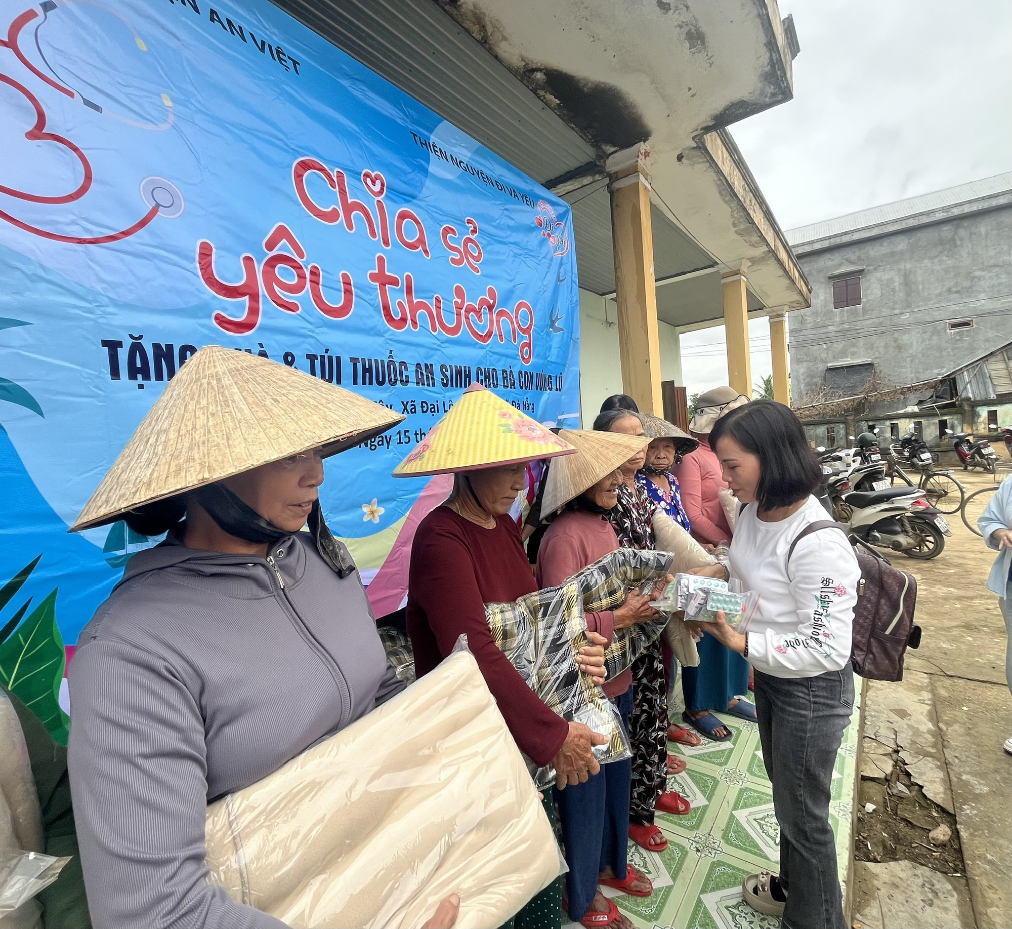 Trao 400 phần qu&agrave; hỗ trợ người d&acirc;n v&ugrave;ng rốn lũ TP.Đ&agrave; Nẵng - Ảnh 1.