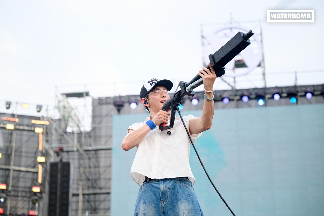 Bi Rain khoe body chuẩn mẫu trong lễ hội nhạc nước Waterbomb 2025 - Ảnh 1.