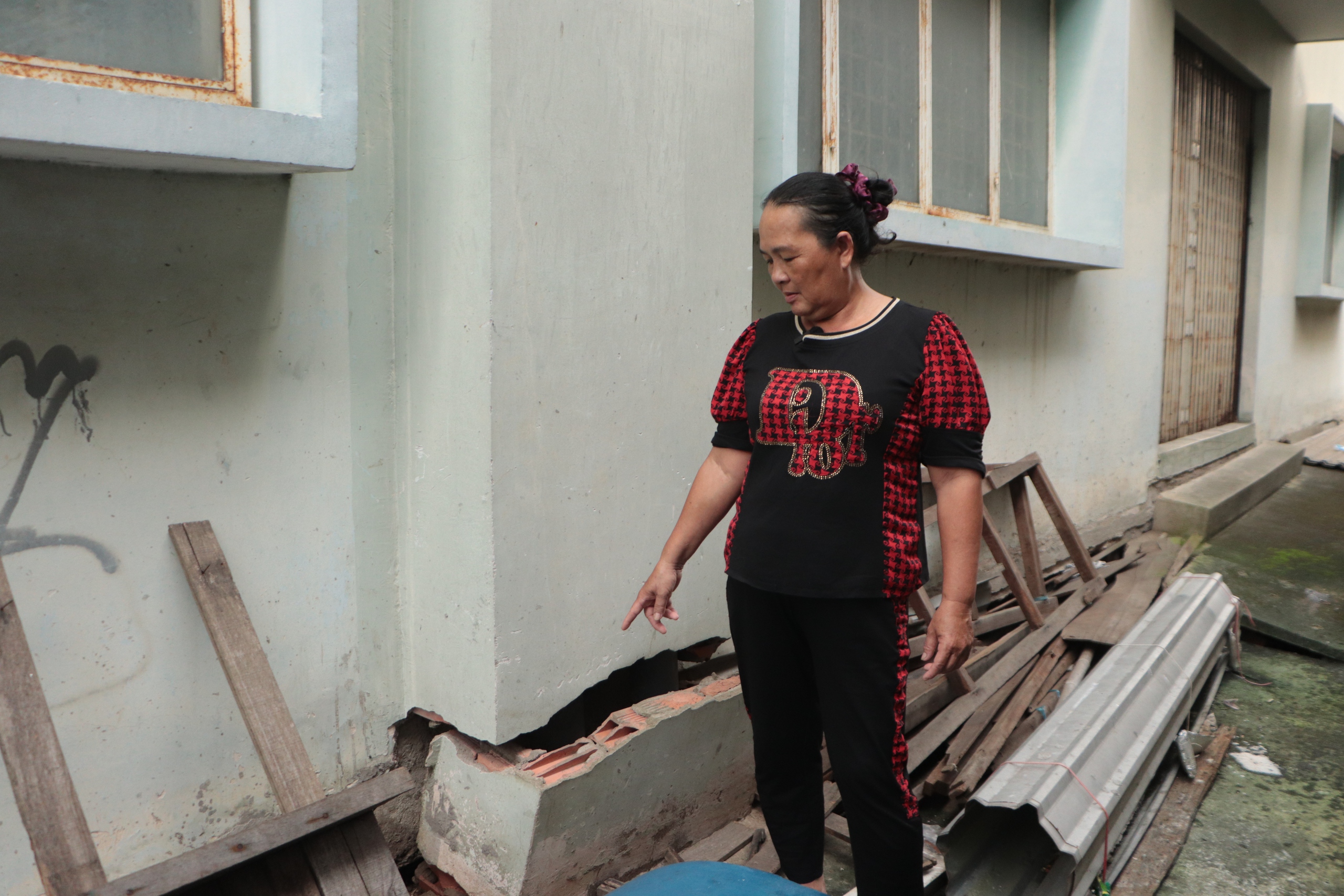 Từ nh&agrave; ven k&ecirc;nh đến chung cư, người d&acirc;n TP.HCM &aacute;m ảnh bởi sụt l&uacute;n - Ảnh 1.