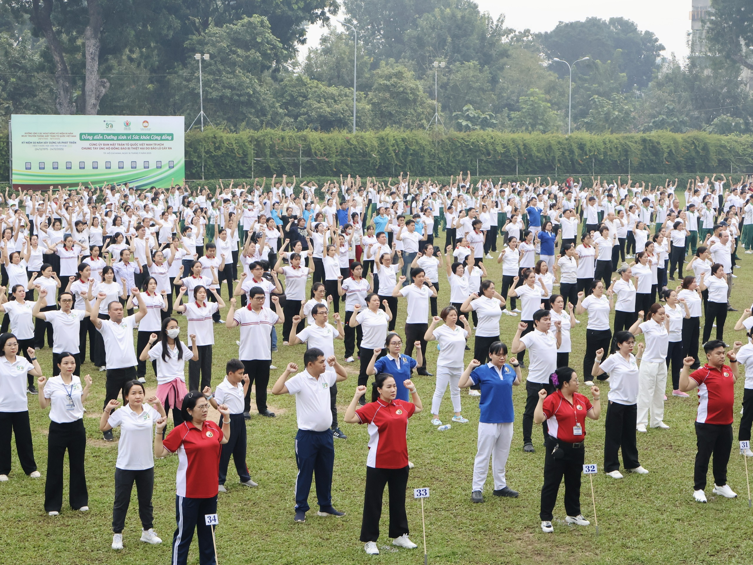 Đồng diễn dưỡng sinh ngàn người ở TP.HCM, có cụ bà 83 tuổi dậy từ 3 giờ- Ảnh 9. Đồng diễn dưỡng sinh ngàn người ở TP.HCM, có cụ bà 83 tuổi dậy từ 3 giờ- Ảnh 9.