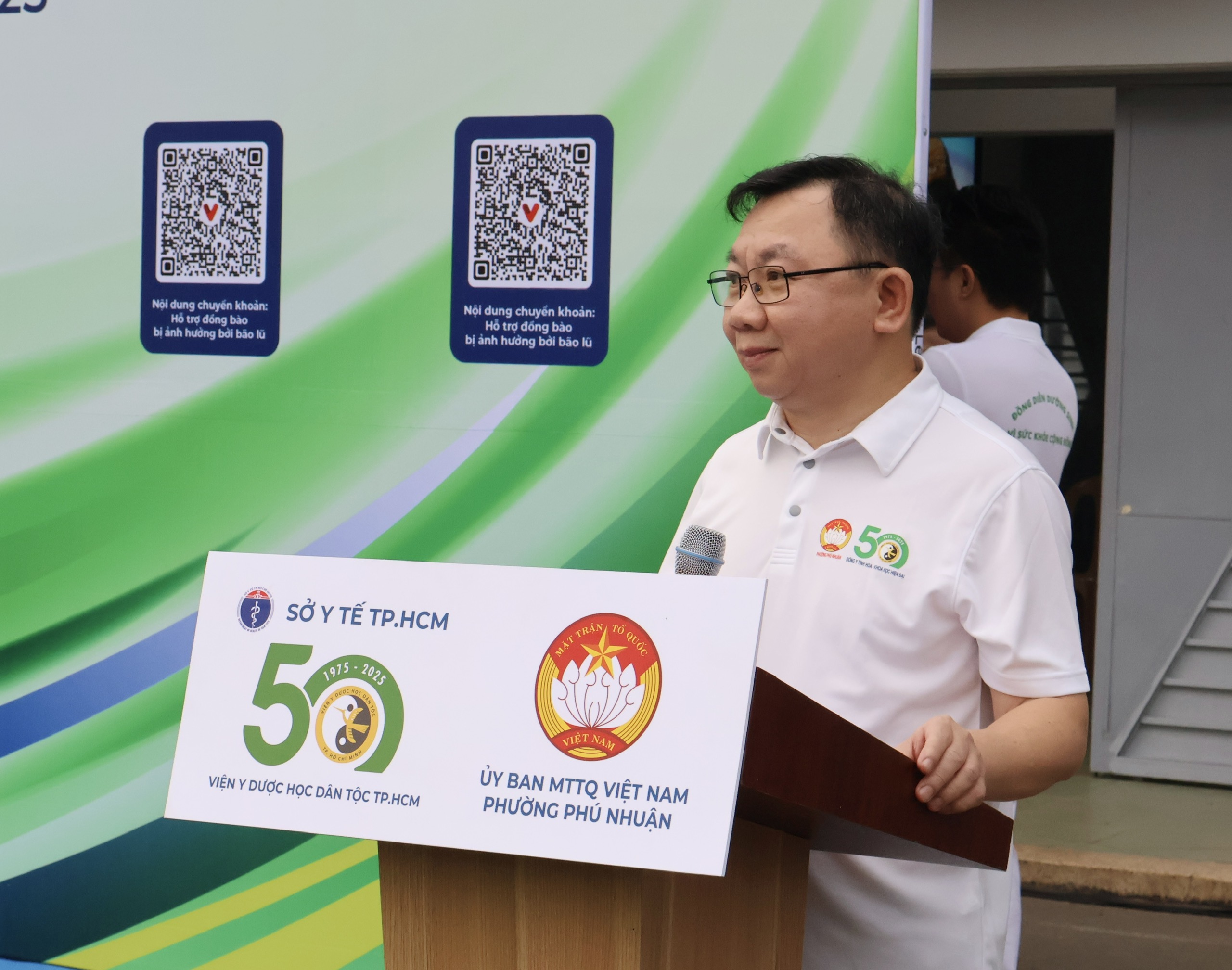 Đồng diễn dưỡng sinh ngàn người ở TP.HCM, có cụ bà 83 tuổi dậy từ 3 giờ- Ảnh 1. Đồng diễn dưỡng sinh ngàn người ở TP.HCM, có cụ bà 83 tuổi dậy từ 3 giờ- Ảnh 1.