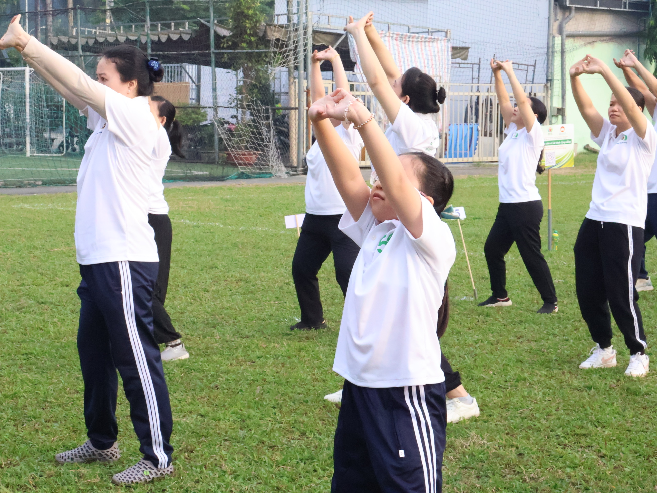 Đồng diễn dưỡng sinh ngàn người ở TP.HCM, có cụ bà 83 tuổi dậy từ 3 giờ- Ảnh 11. Đồng diễn dưỡng sinh ngàn người ở TP.HCM, có cụ bà 83 tuổi dậy từ 3 giờ- Ảnh 11.