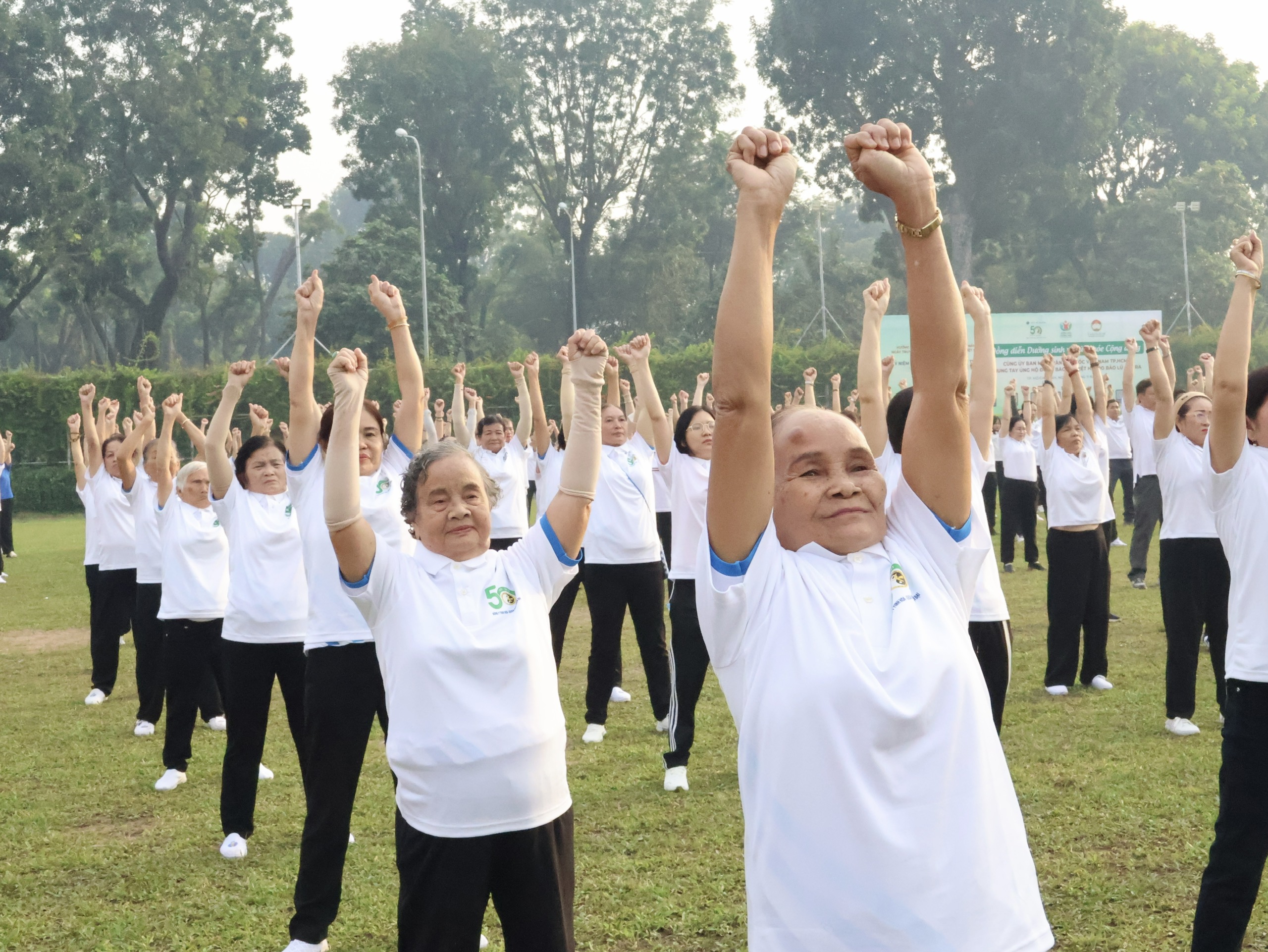 Đồng diễn dưỡng sinh ngàn người ở TP.HCM, có cụ bà 83 tuổi dậy từ 3 giờ- Ảnh 7. Đồng diễn dưỡng sinh ngàn người ở TP.HCM, có cụ bà 83 tuổi dậy từ 3 giờ- Ảnh 7.