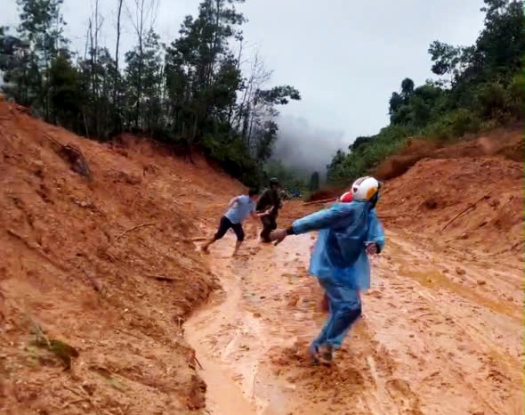 Đà Nẵng: Sạt lở đất ầm ầm như thác, nhiều người hoảng loạn tháo chạy thoát thân - Ảnh 3.