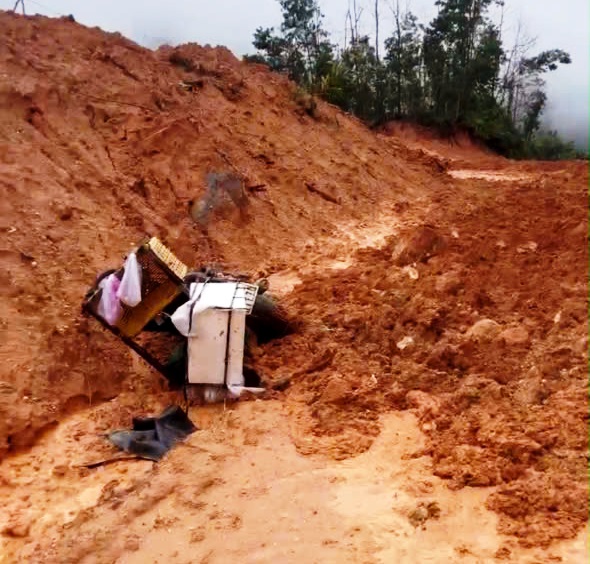 Đà Nẵng: Sạt lở đất ầm ầm như thác, nhiều người hoảng loạn tháo chạy thoát thân - Ảnh 2.