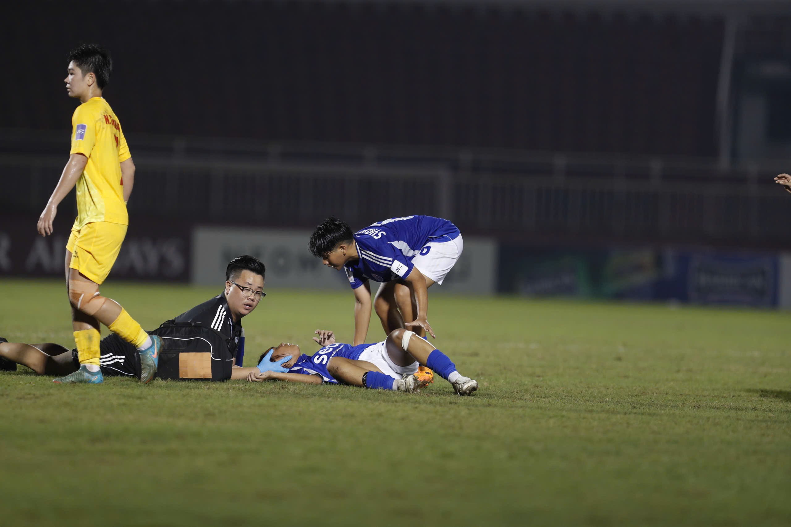 Cầu thủ Singapore bất tỉnh trong trận gặp CLB nữ TP.HCM: Đã tỉnh táo, không nguy hiểm tính mạng- Ảnh 1. Cầu thủ Singapore bất tỉnh trong trận gặp CLB nữ TP.HCM: Đã tỉnh táo, không nguy hiểm tính mạng- Ảnh 1.