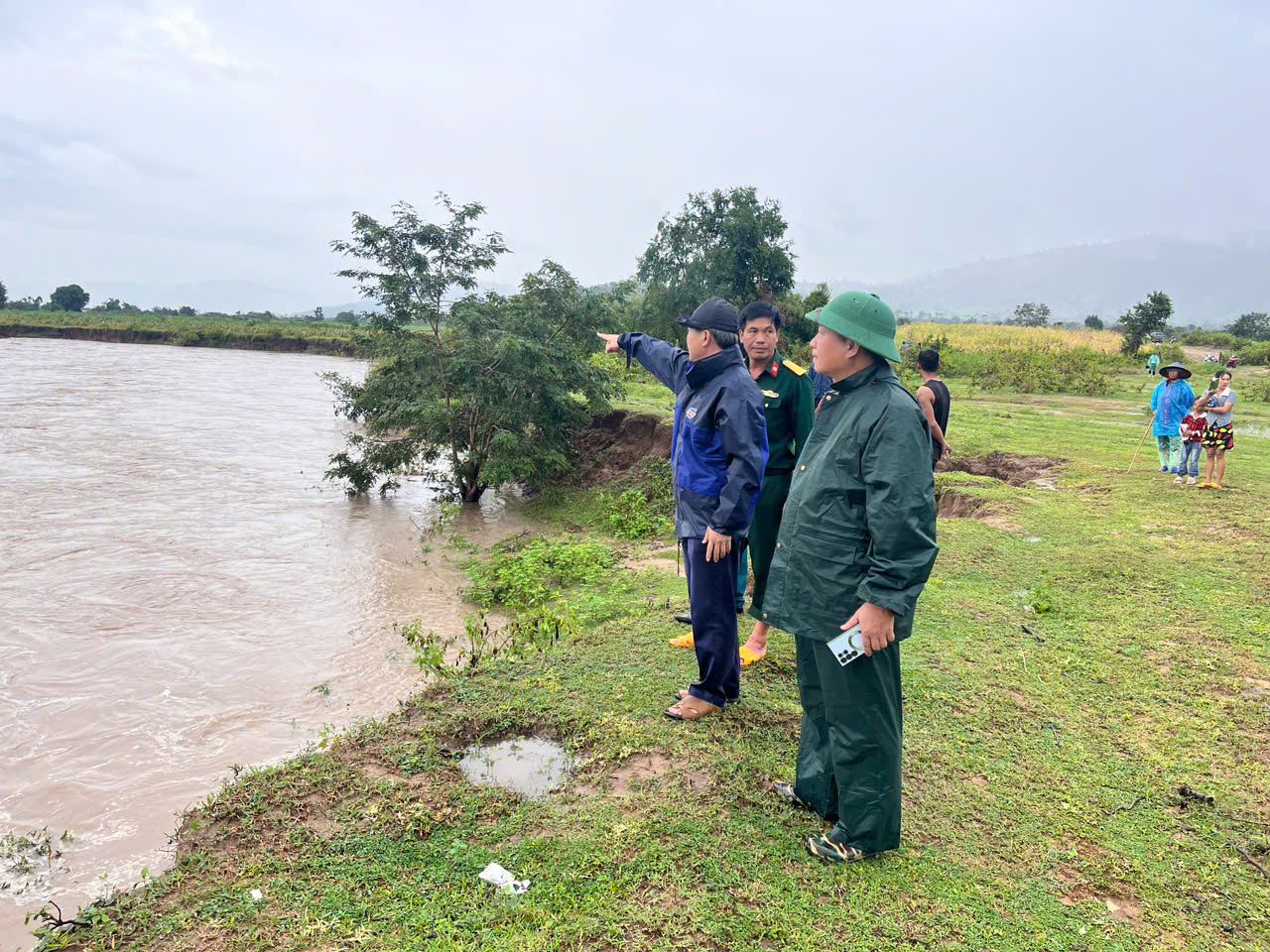 Cứu hộ 10 người dân bị cô lập do mưa lũ tại xã Uar , Gia Lai - Ảnh 1.