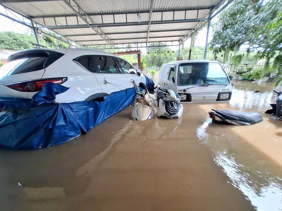 Khánh hòa ngập lụt nghiêm trọng từ miền núi đến đồng bằng do mưa lớn - Ảnh 8. Khánh hòa ngập lụt nghiêm trọng từ miền núi đến đồng bằng do mưa lớn - Ảnh 8.
