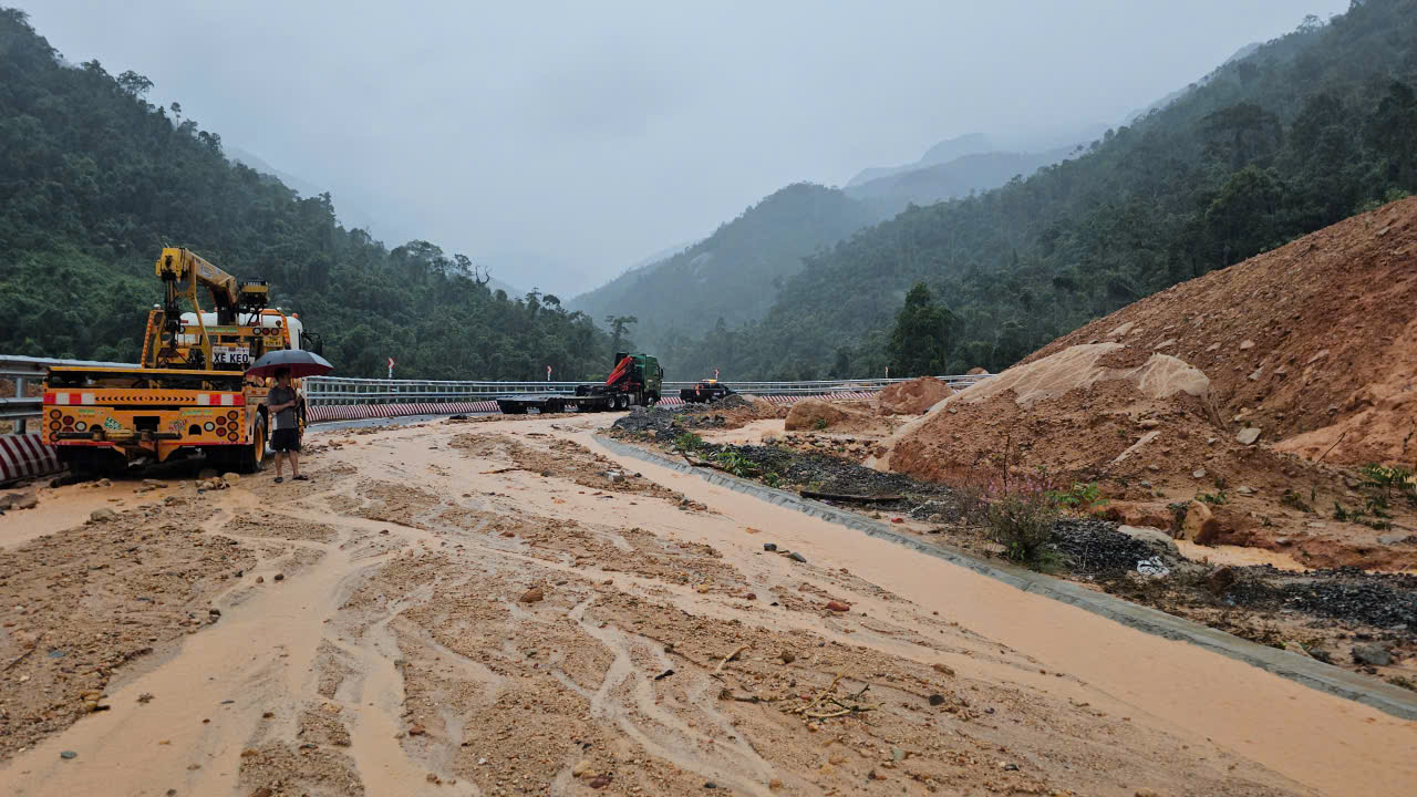 Cận cảnh hiện trường sạt lở đèo Khánh Lê khiến ít nhất 6 người tử vong- Ảnh 4. Cận cảnh hiện trường sạt lở đèo Khánh Lê khiến ít nhất 6 người tử vong- Ảnh 4.