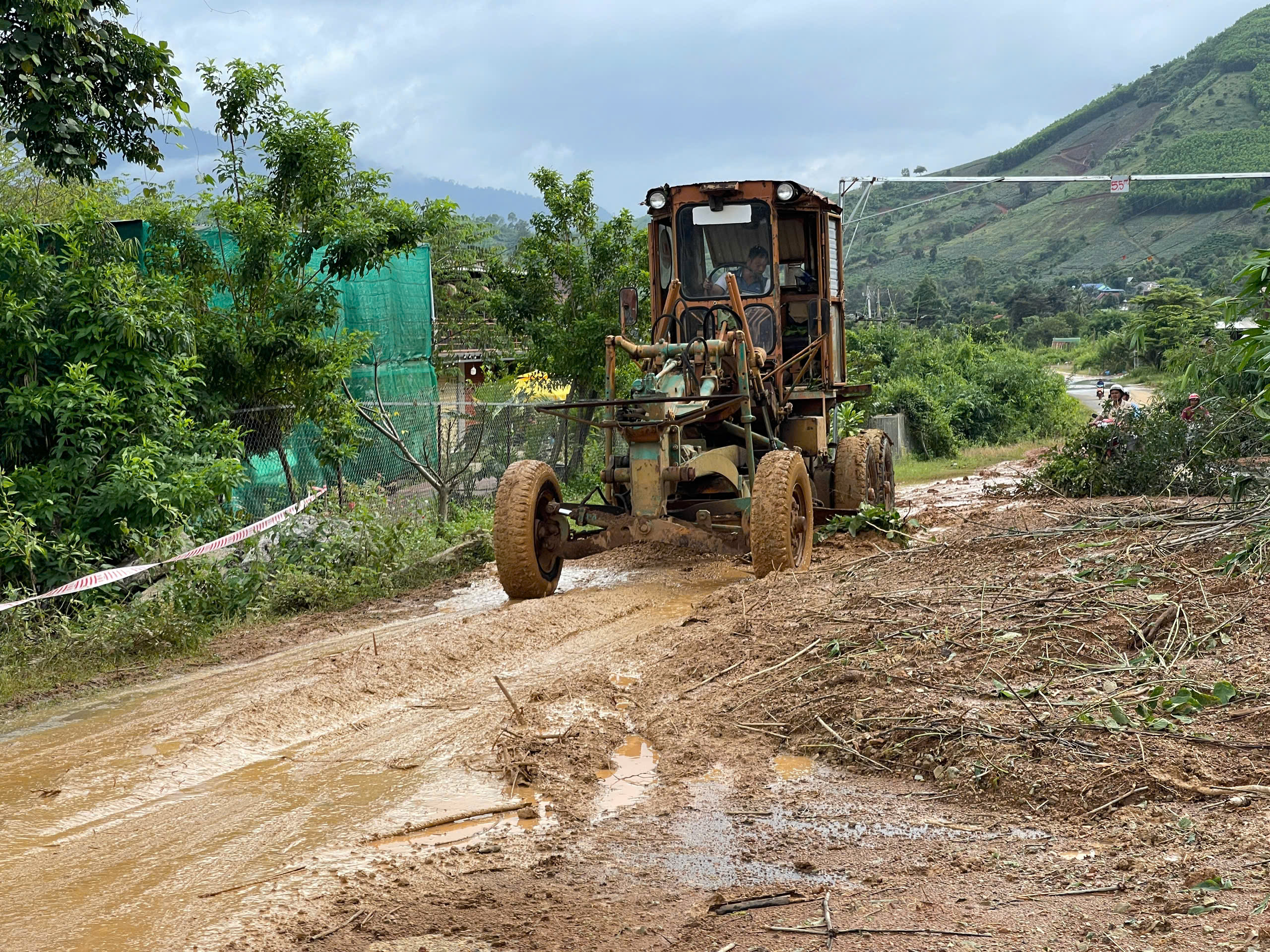Sạt lở cuốn sập 2 căn nhà, người đàn ông ôm cháu bé chạy thoát đúng vài giây - Ảnh 7.