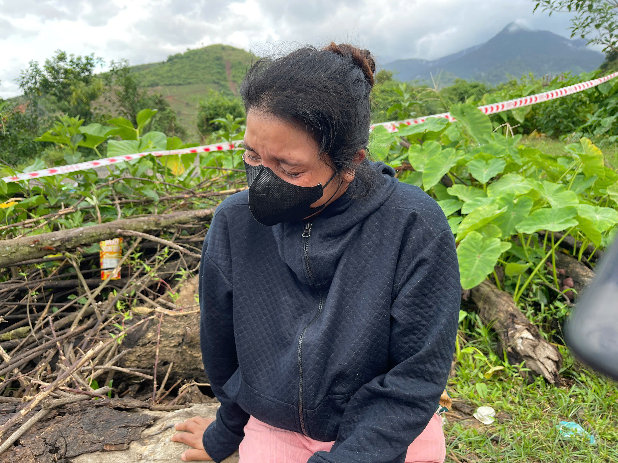 Sạt lở cuốn sập 2 căn nhà, người đàn ông ôm cháu bé chạy thoát đúng vài giây - Ảnh 6.