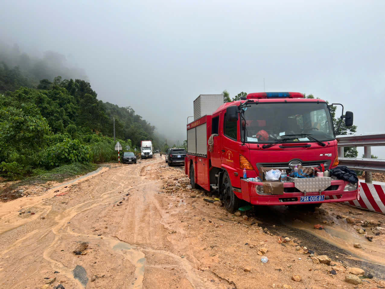 Cận cảnh hiện trường sạt lở đèo Khánh Lê khiến ít nhất 6 người tử vong- Ảnh 2. Cận cảnh hiện trường sạt lở đèo Khánh Lê khiến ít nhất 6 người tử vong- Ảnh 2.