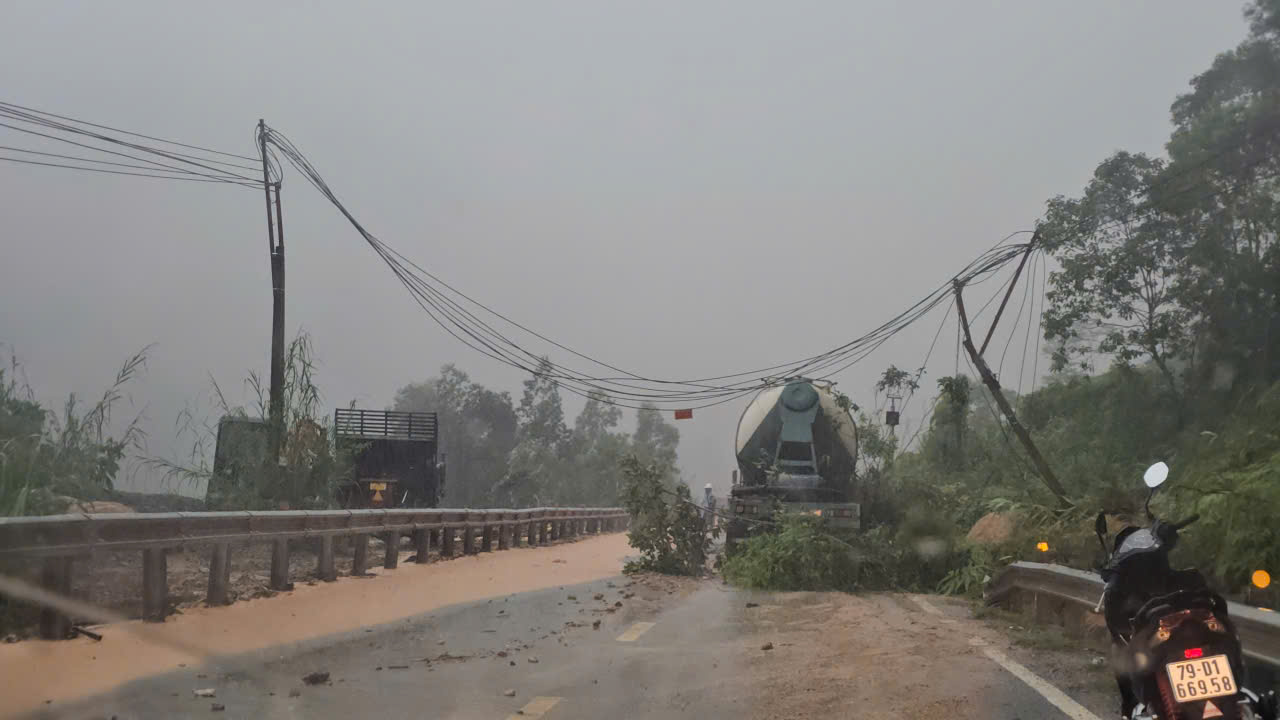 Cận cảnh hiện trường sạt lở đèo Khánh Lê khiến ít nhất 6 người tử vong- Ảnh 6. Cận cảnh hiện trường sạt lở đèo Khánh Lê khiến ít nhất 6 người tử vong- Ảnh 6.