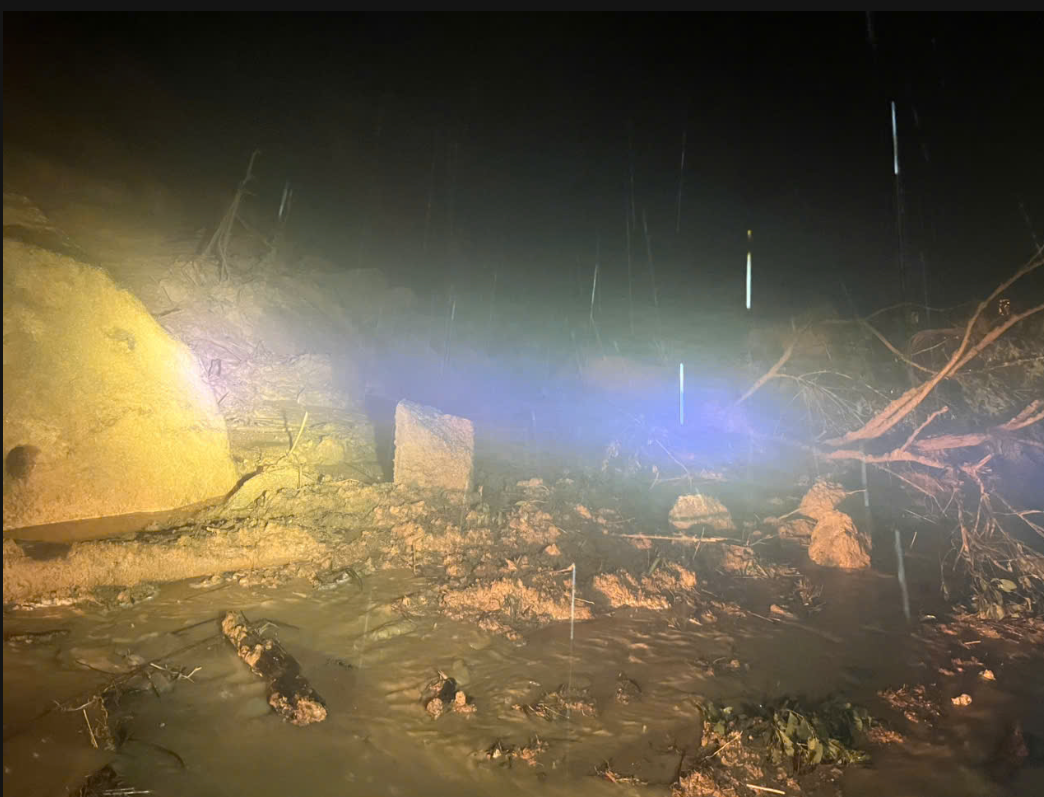 Sạt lở đèo Khánh Lê, đường đến Đà Lạt thêm điểm ách tắc- Ảnh 2. Sạt lở đèo Khánh Lê, đường đến Đà Lạt thêm điểm ách tắc- Ảnh 2.