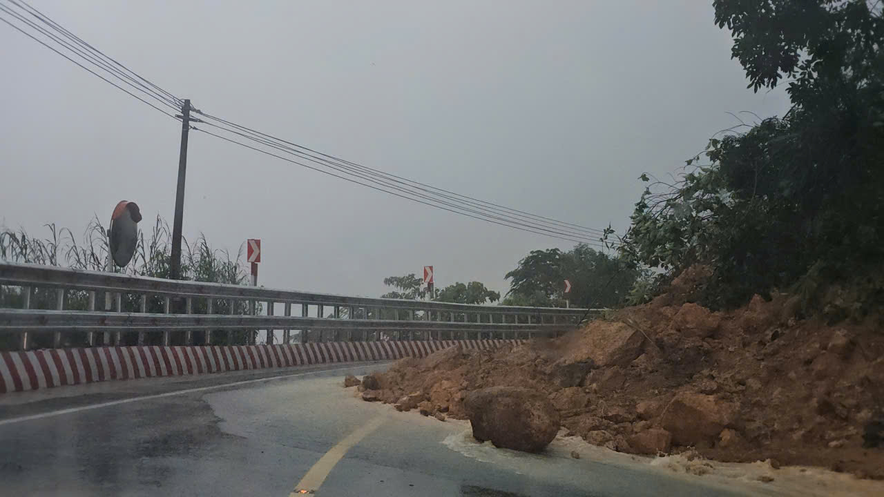 Cận cảnh hiện trường sạt lở đèo Khánh Lê khiến ít nhất 6 người tử vong- Ảnh 5. Cận cảnh hiện trường sạt lở đèo Khánh Lê khiến ít nhất 6 người tử vong- Ảnh 5.