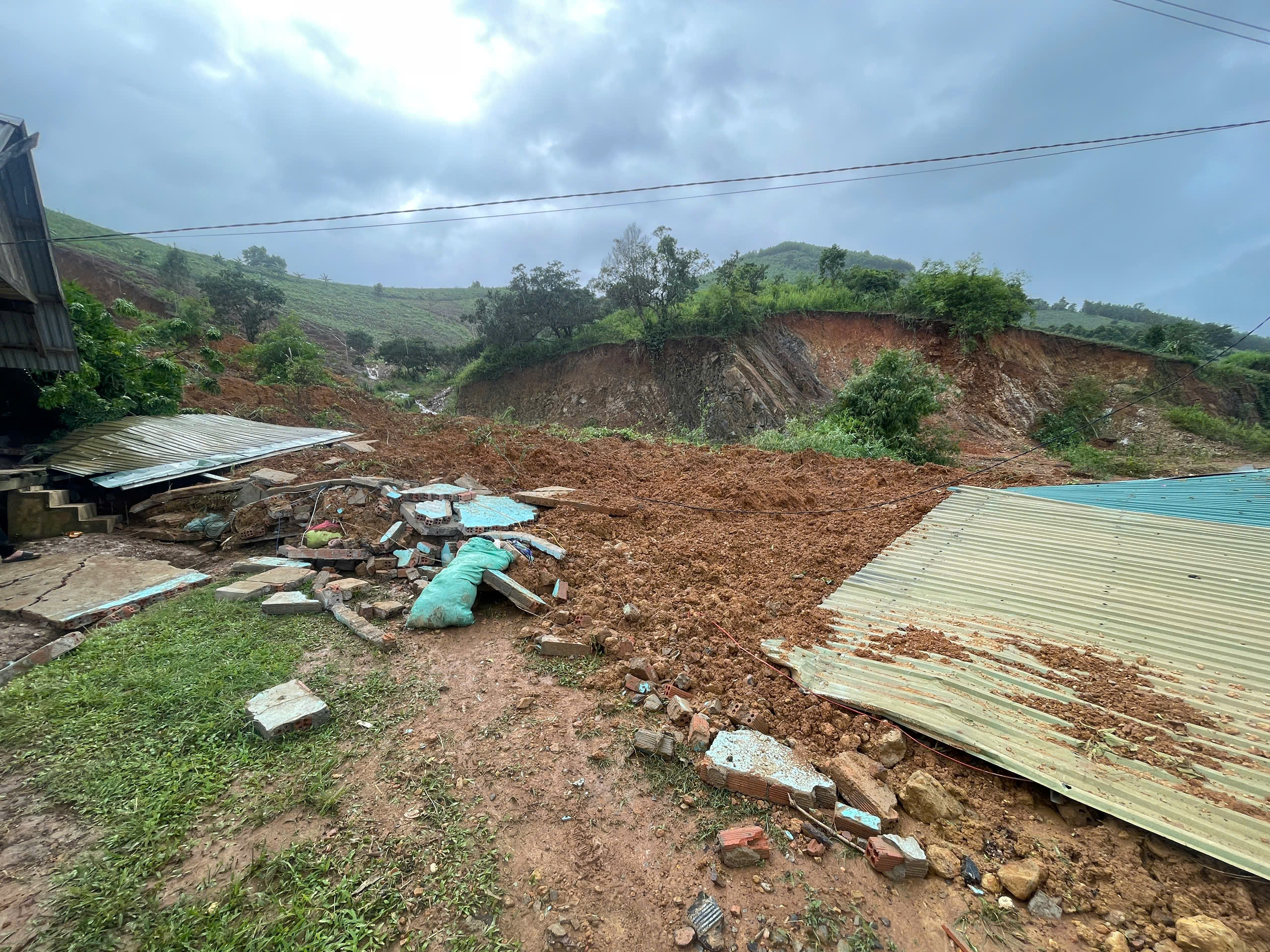 Sạt lở cuốn sập 2 căn nhà, người đàn ông ôm cháu bé chạy thoát đúng vài giây - Ảnh 1.