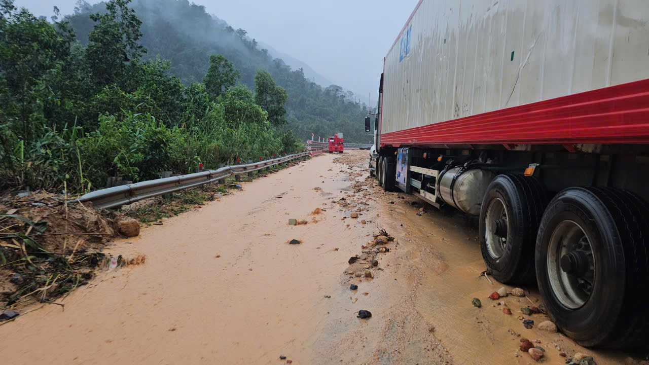 Cận cảnh hiện trường sạt lở đèo Khánh Lê khiến ít nhất 6 người tử vong- Ảnh 9. Cận cảnh hiện trường sạt lở đèo Khánh Lê khiến ít nhất 6 người tử vong- Ảnh 9.