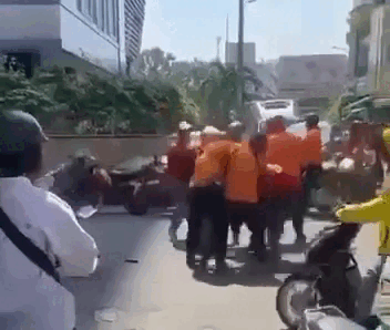 TP.HCM: Nhóm shipper hành hung đồng nghiệp do mâu thuẫn trên mạng xã hội - Ảnh 1.