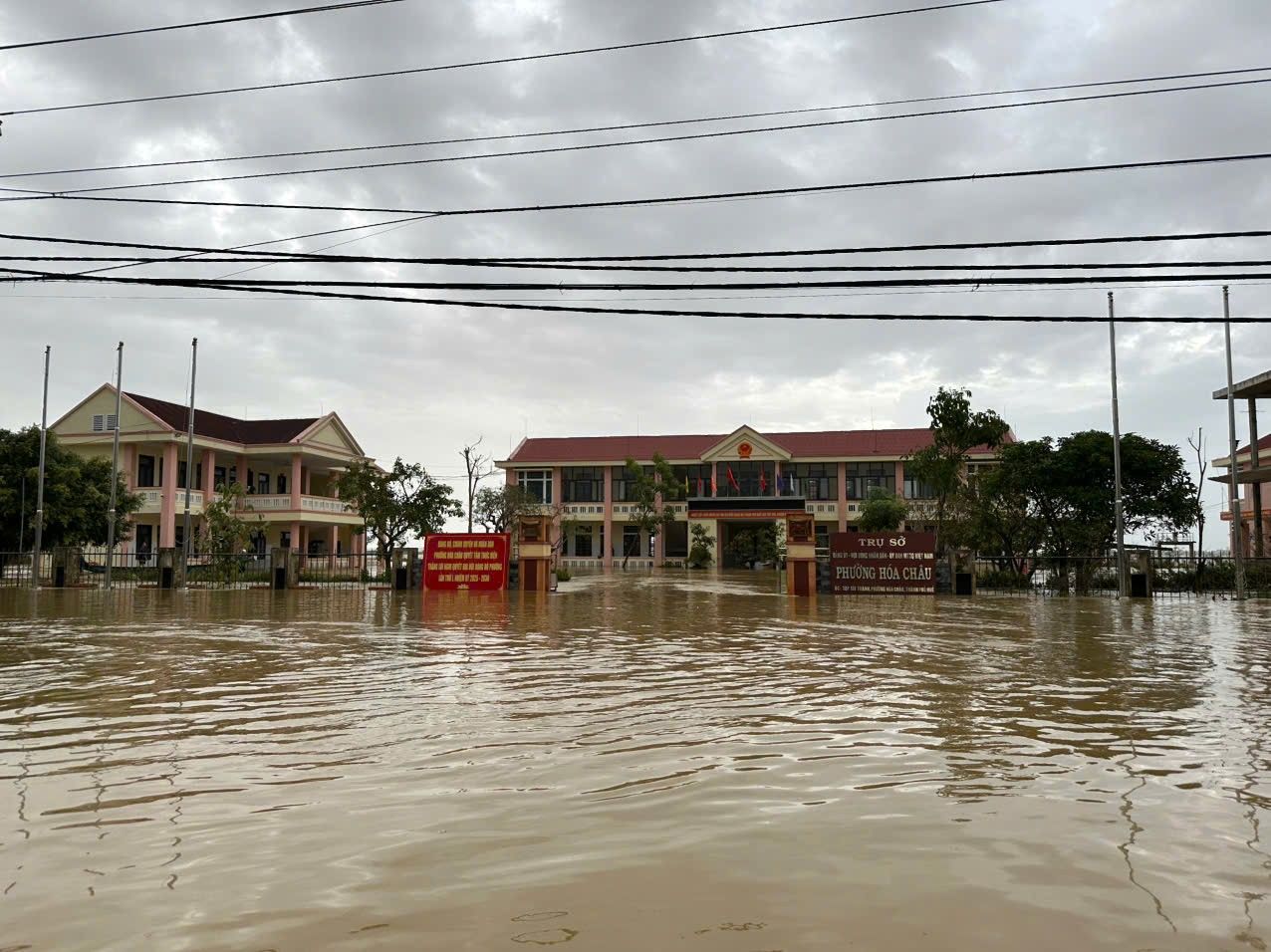 Nước lũ sông Bồ dâng cao tại Huế , học sinh nghỉ học khẩn cấp - Ảnh 2. Nước lũ sông Bồ dâng cao tại Huế , học sinh nghỉ học khẩn cấp - Ảnh 2.
