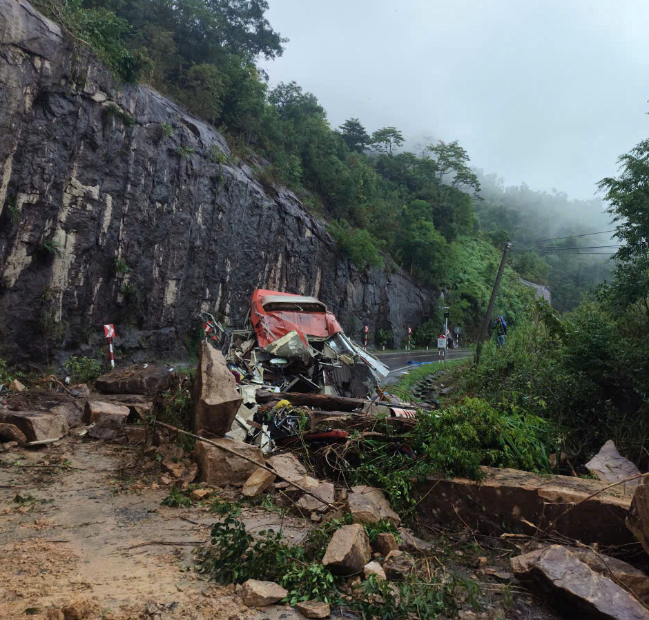 Cận cảnh hiện trường sạt lở đèo Khánh Lê khiến ít nhất 6 người tử vong- Ảnh 8. Cận cảnh hiện trường sạt lở đèo Khánh Lê khiến ít nhất 6 người tử vong- Ảnh 8.