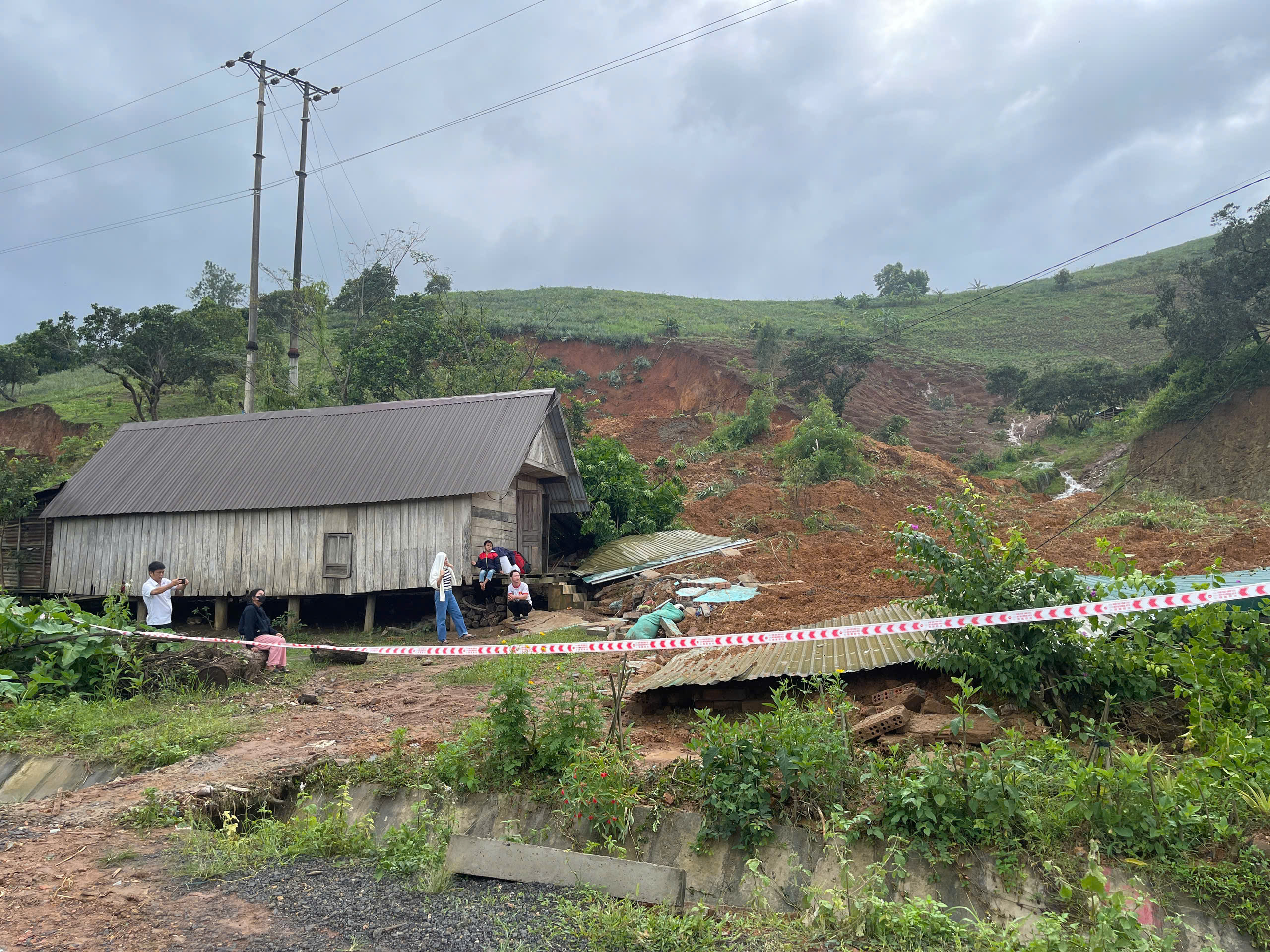 Sạt lở cuốn sập 2 căn nhà, người đàn ông ôm cháu bé chạy thoát đúng vài giây - Ảnh 2.