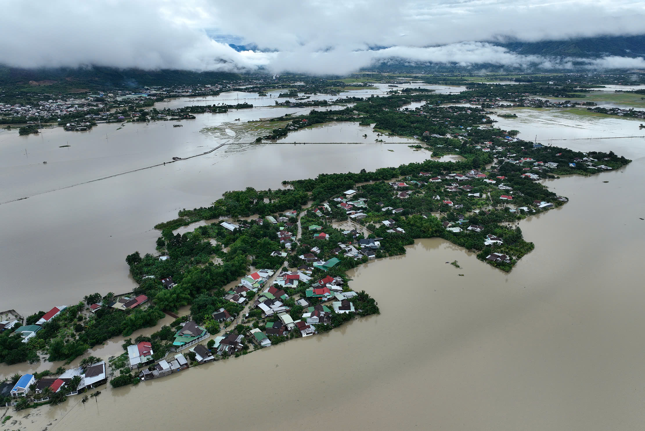 Khánh hòa ngập lụt nghiêm trọng từ miền núi đến đồng bằng do mưa lớn - Ảnh 6. Khánh hòa ngập lụt nghiêm trọng từ miền núi đến đồng bằng do mưa lớn - Ảnh 6.