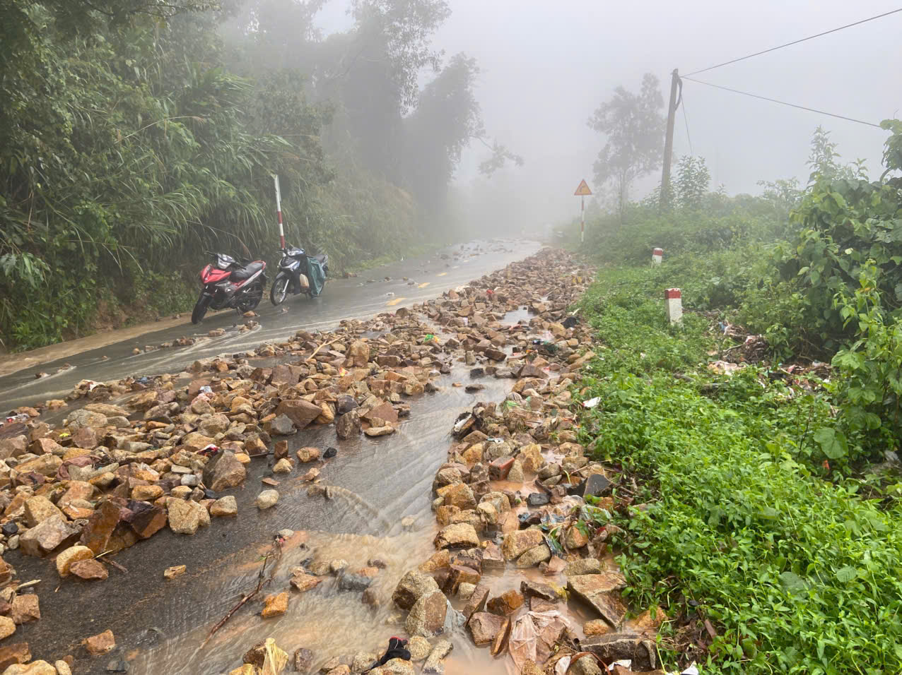 Cận cảnh hiện trường sạt lở đèo Khánh Lê khiến ít nhất 6 người tử vong- Ảnh 10. Cận cảnh hiện trường sạt lở đèo Khánh Lê khiến ít nhất 6 người tử vong- Ảnh 10.