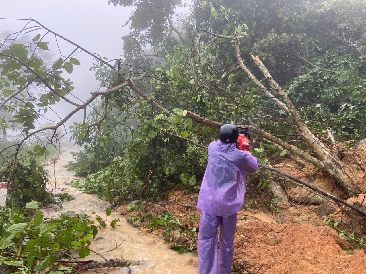 Cận cảnh hiện trường sạt lở đèo Khánh Lê khiến ít nhất 6 người tử vong- Ảnh 11. Cận cảnh hiện trường sạt lở đèo Khánh Lê khiến ít nhất 6 người tử vong- Ảnh 11.