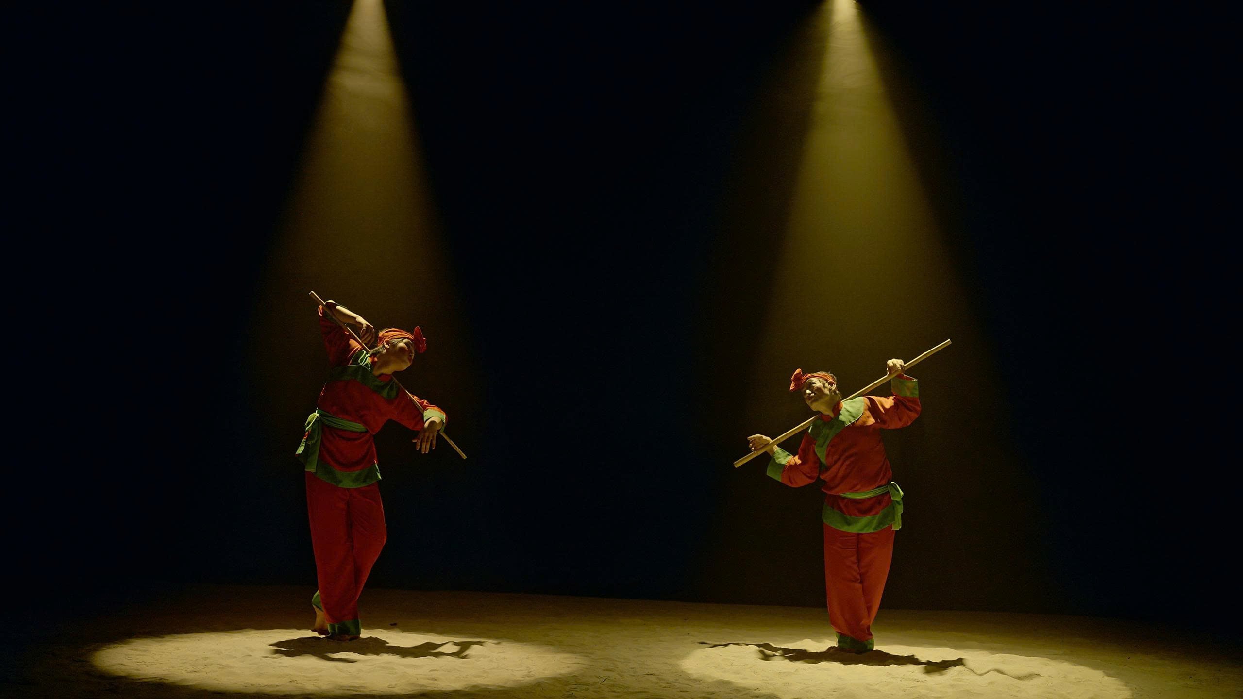 MV vận dụng hề chèo diễn tả nỗi đau mất cha - Ảnh 1.